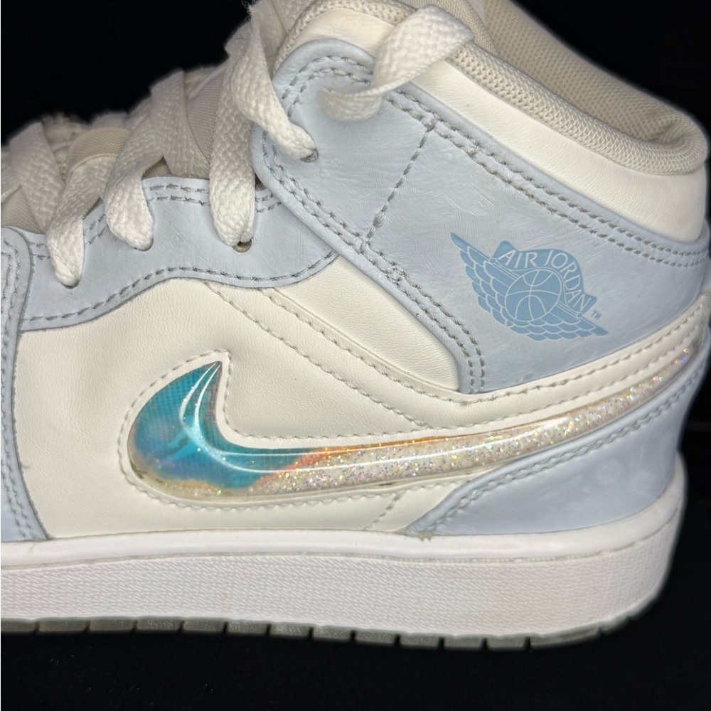 Nike Air Jordan 1 Mid Glitter Swoosh Ice Blue White Kids FQ9117-400 - Picture 3 of 8